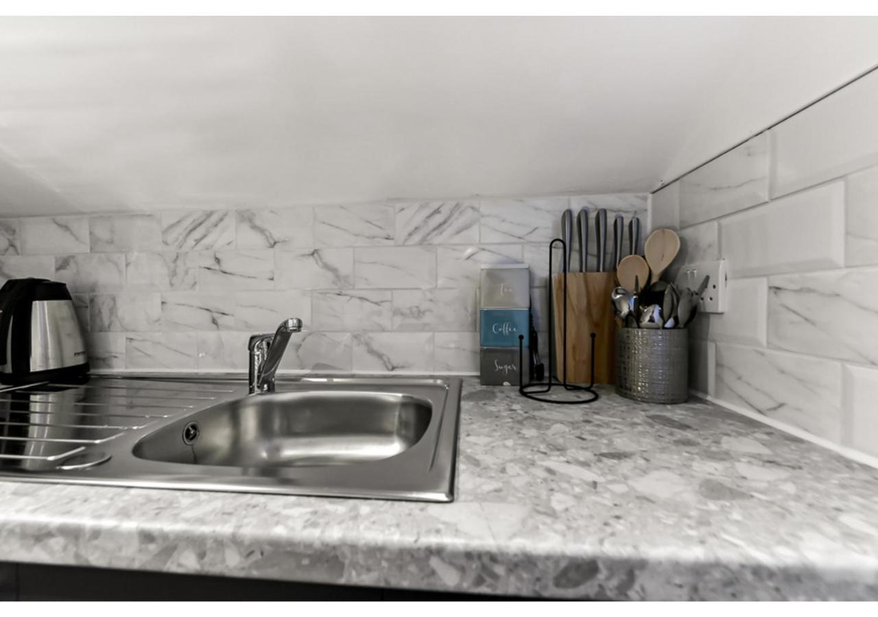 Ferienwohnung Sleek And Modern Studio With Minimalist Vibe Chelmsford Exterior foto